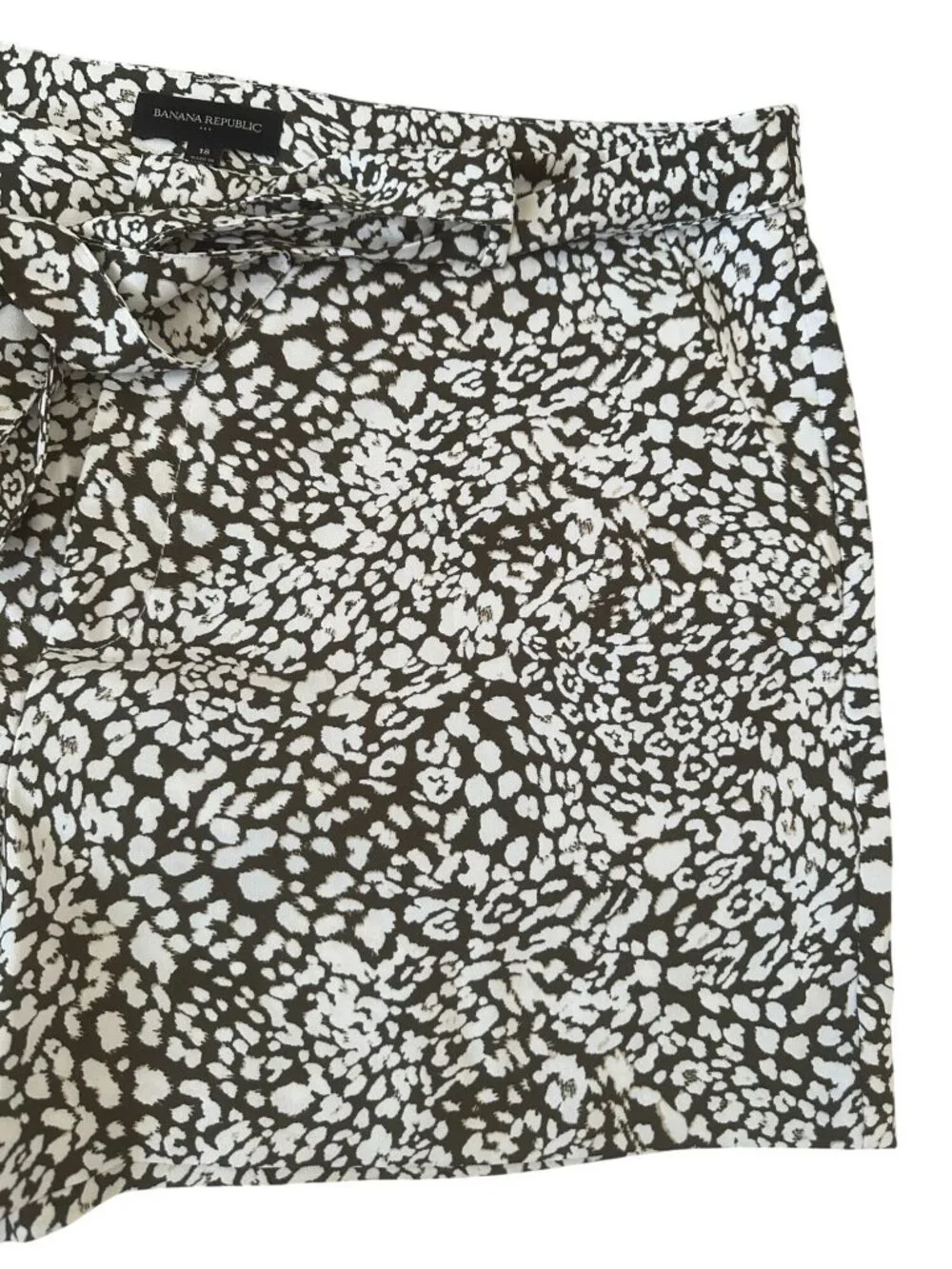 BANANA REPUBLIC Brown White Animal Print Belted Shorts Size 18
